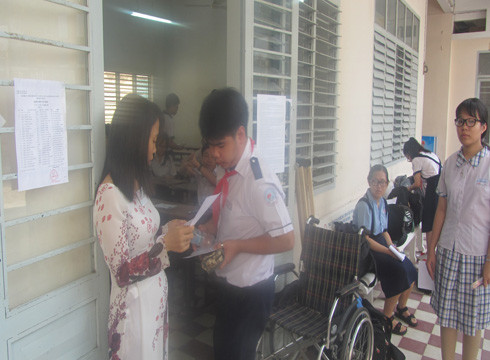 Giám thị gọi tên thí sinh vào phòng thi, bắt đầu làm bài thi môn Văn sáng ngày 2/6 (ảnh: P.L) Giám thị gọi tên thí sinh vào phòng thi, bắt đầu làm bài thi môn Văn sáng ngày 2/6 (ảnh: P.L)