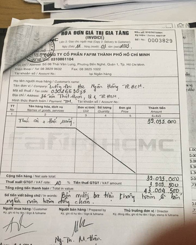 1 trong 3 hóa đơn chi ngày 11/32013 với giá trị là hơn 43 triệu đồng, nội dung là thức ăn, uống (ảnh: P.L) 1 trong 3 hóa đơn chi ngày 11/32013 với giá trị là hơn 43 triệu đồng, nội dung là thức ăn, uống (ảnh: P.L)