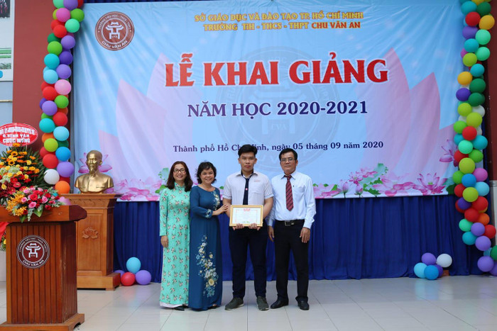 Nam thủ khoa trong ngày về trường Chu Văn An nhận thưởng dịp đầu năm học (ảnh: CTV) Nam thủ khoa trong ngày về trường Chu Văn An nhận thưởng dịp đầu năm học (ảnh: CTV)