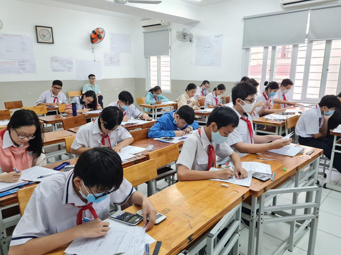 Học sinh trường trung học cơ sở Nguyễn Du, quận 1 làm bài kiểm tra học kỳ 1 (ảnh: P.L) Học sinh trường trung học cơ sở Nguyễn Du, quận 1 làm bài kiểm tra học kỳ 1 (ảnh: P.L)