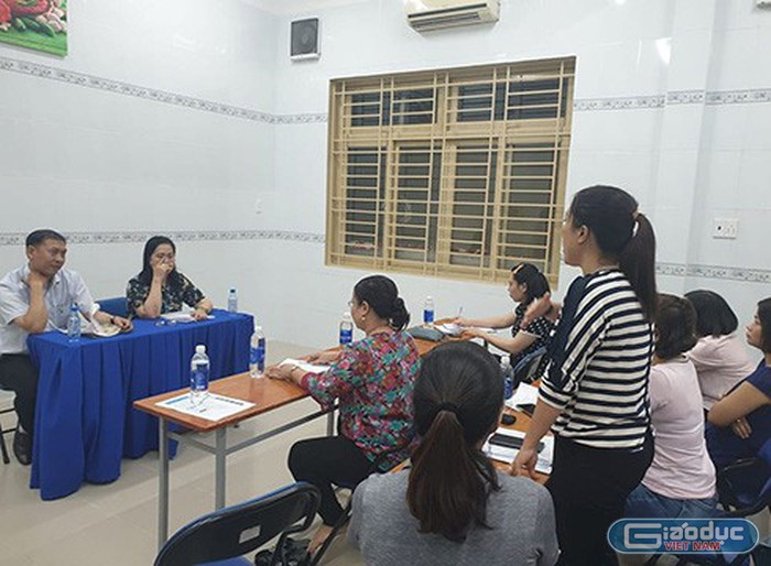 Bà Yến trong một lần đối thoại cùng với phụ huynh nhà trường (ảnh: P.L) Bà Yến trong một lần đối thoại cùng với phụ huynh nhà trường (ảnh: P.L)