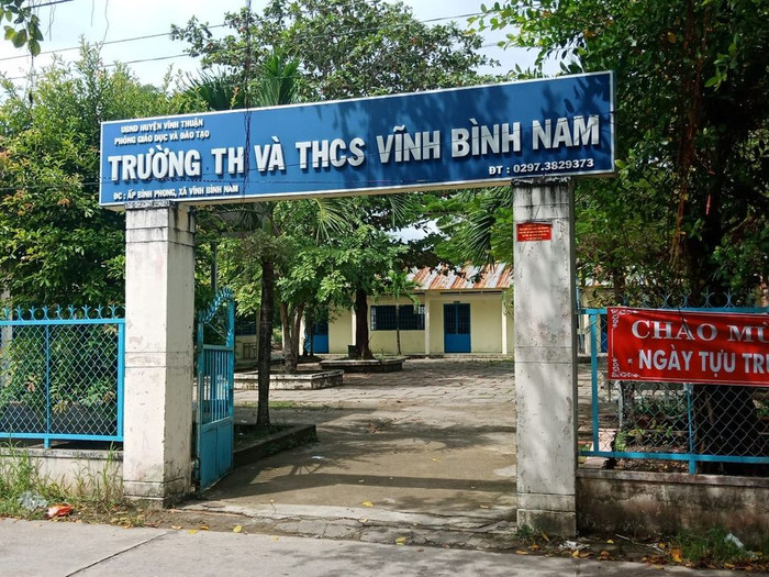 Trường tiểu học, trung học cơ sở Vĩnh Bình Nam, huyện Vĩnh Thuận, tỉnh Kiên Giang (ảnh: CTV) Trường tiểu học, trung học cơ sở Vĩnh Bình Nam, huyện Vĩnh Thuận, tỉnh Kiên Giang (ảnh: CTV)