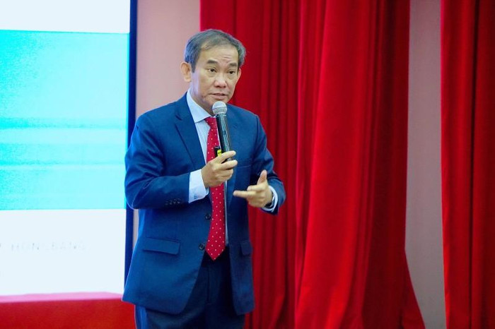 Phó Giáo sư Hồ Thanh Phong tại buổi diễn thuyết ở trường (ảnh: HIU) Phó Giáo sư Hồ Thanh Phong tại buổi diễn thuyết ở trường (ảnh: HIU)