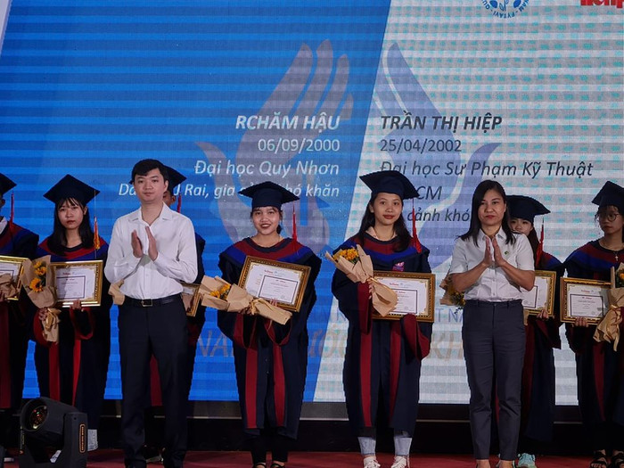 Vinh danh, trao học bổng cho 85 tân thủ khoa đầu vào đại học(ảnh: P.L)