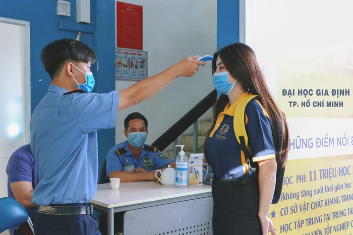 Sinh viên Trường Đại học Gia Định được đo thân nhiệt trước khi vào trường (ảnh: GDU) Sinh viên Trường Đại học Gia Định được đo thân nhiệt trước khi vào trường (ảnh: GDU)