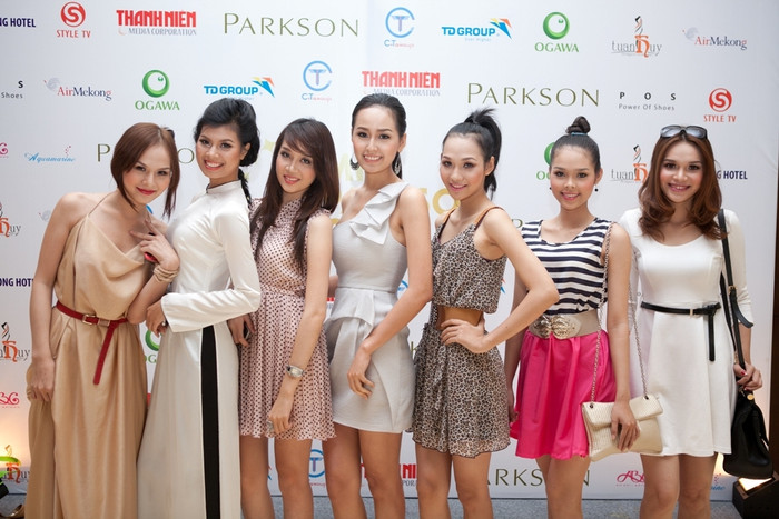 Các thí sinh chụp ảnh với Hoa hậu Mai Phương Thúy.