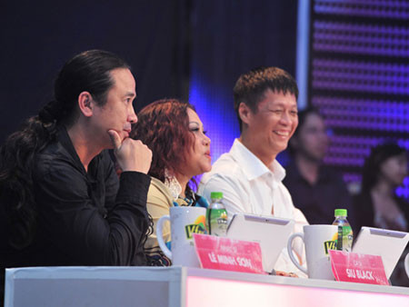 Nhạc sỹ Lê Minh Sơn (ngoài cùng bên trái): "Không bao giờ có chuyện dàn dựng và bất cứ đề nghị khiếm nhã xảy nào xảy ra trong chương trình".