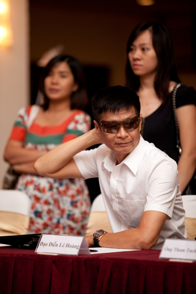 Lê Hoàng cũng tham gia chấm giải phụ tài năng cuộc thi Miss Parkson, anh đeo kính khá "ngầu".