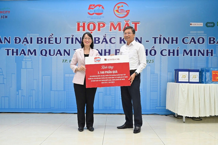 Ông Phạm Gia Khương (bên phải) - Phó trưởng Văn phòng Đại diện Agribank khu vực miền Nam trao biểu trưng 3.100 phần quà của Agribank tặng các cán bộ, chiến sĩ trực tiếp tham gia làm nên Đại thắng mùa Xuân 1975 đến thăm Thành phố Hồ Chí Minh. Ông Phạm Gia Khương (bên phải) - Phó trưởng Văn phòng Đại diện Agribank khu vực miền Nam trao biểu trưng 3.100 phần quà của Agribank tặng các cán bộ, chiến sĩ trực tiếp tham gia làm nên Đại thắng mùa Xuân 1975 đến thăm Thành phố Hồ Chí Minh.