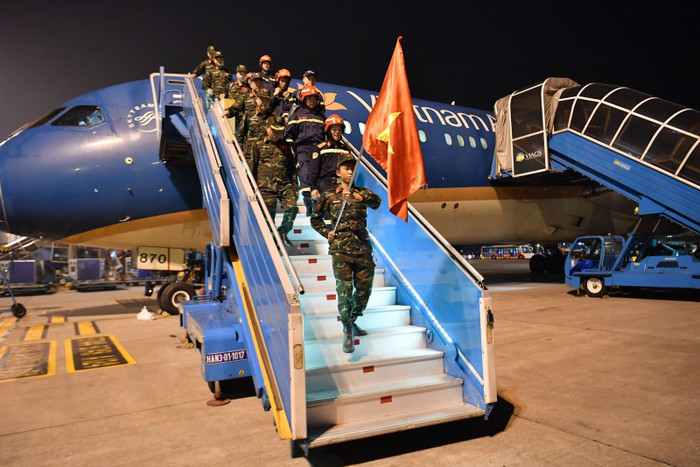Ảnh 5_ Chuyến bay đưa hơn 100 thành viên lực lượng cứu trợ Việt Nam về nước, khép lại sứ mệnh nhân đạo đầy ý nghĩa.jpg