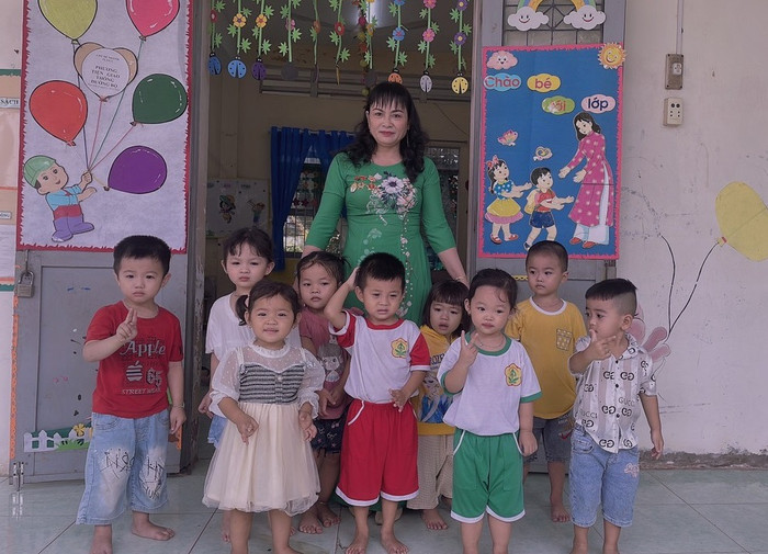 Hình ảnh cô Tỏ cùng các bạn nhỏ lớp nhà trẻ. cogiaoTo.giaoduc.net.vn.jpg
