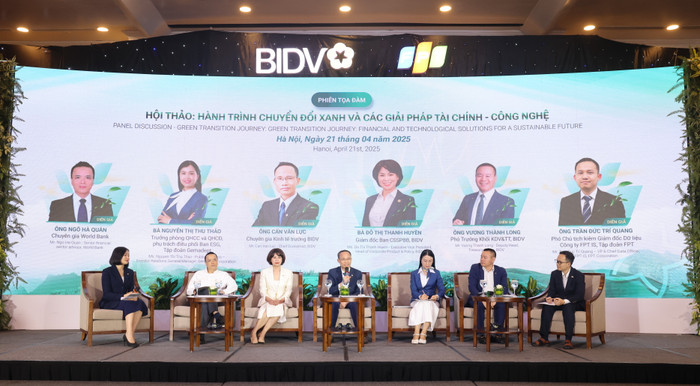Các diễn giả tham gia tọa đàm tại Hội thảo Hành trình chuyển đổi xanh và các giải pháp tài chính - công nghệ. Các diễn giả tham gia tọa đàm tại Hội thảo Hành trình chuyển đổi xanh và các giải pháp tài chính - công nghệ.JPG