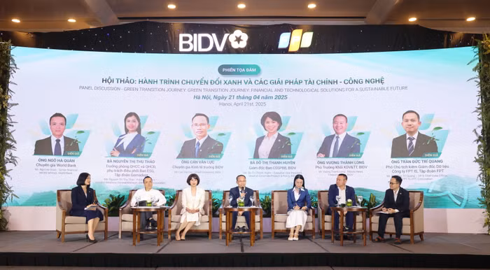 Các diễn giả tham gia tọa đàm tại Hội thảo Hành trình chuyển đổi xanh và các giải pháp tài chính - công nghệ.JPG