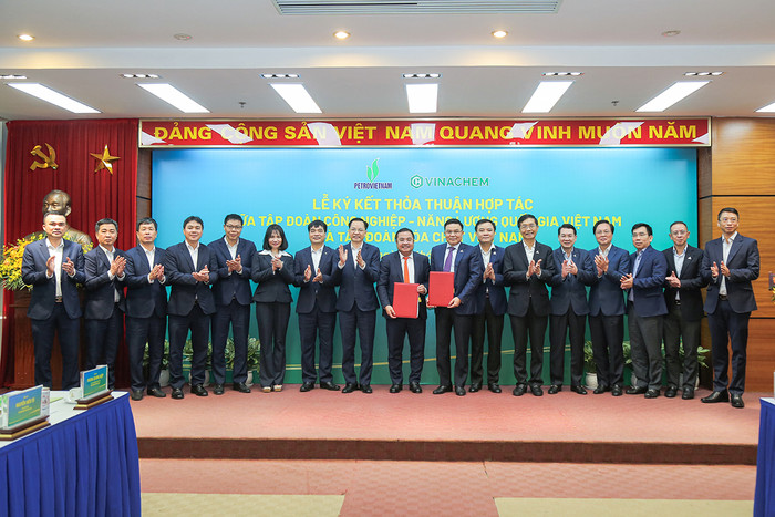 Petrovietnam và Vinachem hợp tác toàn diện tận dụng thế mạnh riêng mỗi bên và tạo hiệu ứng cộng hưởng, nâng cao hiệu quả hoạt động sản xuất kinh doanh. Anh 1b.JPG