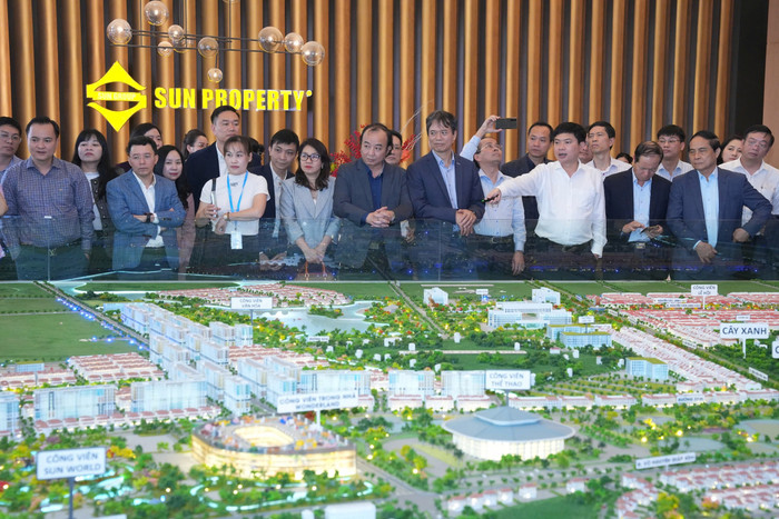 Các trường đại học lớn tại Hà Nội làm việc với Hà Nam về kế hoạch xây dựng cơ sở 2 ở Thành phố Phủ Lý. Ảnh: Hoa Hiên 2-truong-dai-hoc-khao-sat-Ha-Nam.jpg