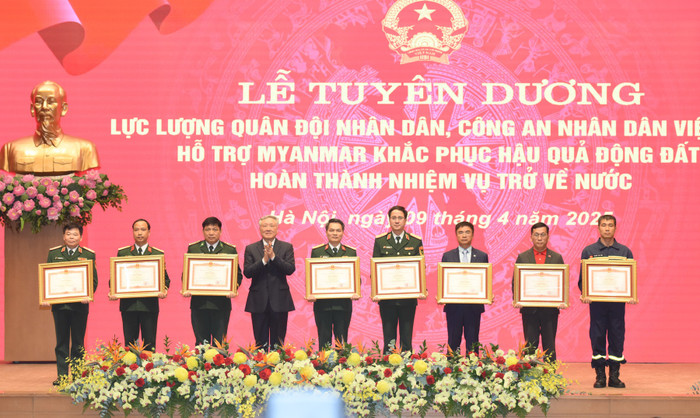 Ảnh 4_ Phó Tổng Giám đốc Vietnam Airlines Nguyễn Chiến Thắng (thứ 3 từ phải sang) đại diện cho Vietnam Airlines nhận bằng khen của Thủ tướng Chính phủ.jpg