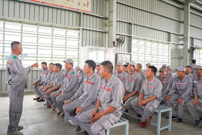 Các buổi sinh hoạt của lái xe được tổ chức định kỳ hàng tuần, hàng tháng. Các buổi sinh hoạt của lái xe được tổ chức định kỳ hàng tuần, hàng tháng.