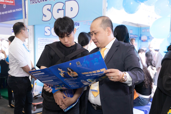 Tiến sĩ Mai Đức Toàn tư vấn các ngành học cho học sinh trung học phổ thông. dai-hoc-gia-dinh-tu-van-tuyen-sinh.jpg