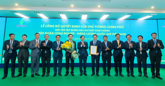 Phó Thủ tướng Bùi Thanh Sơn cùng Ban lãnh đạo Petrovietnam tại lễ công bố Quyết định đổi tên Tập đoàn Dầu khí Việt Nam. Anh 1 (71).jpg