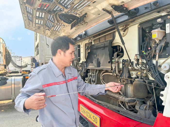 Anh Châu Ngọc Phương - Nhân viên lái xe nông sản kiểm tra phương tiện trước khi bắt đầu hành trình. Anh Châu Ngọc Phương - Nhân viên lái xe nông sản kiểm tra phương tiện trước khi bắt đầu hành trình.
