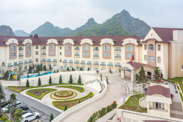 Khách sạn Legend Valley như một tòa lâu đài cổ tích giữa núi non hùng vĩ. Ảnh 1 (22).JPG