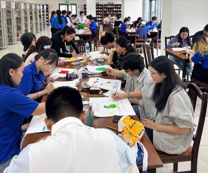 Chia sẻ kinh nghiệm vẽ túi xách cho sinh viên Trường Đại học Sư phạm Thành phố Hồ Chí Minh. Lớp vẽ túi SV.jpg