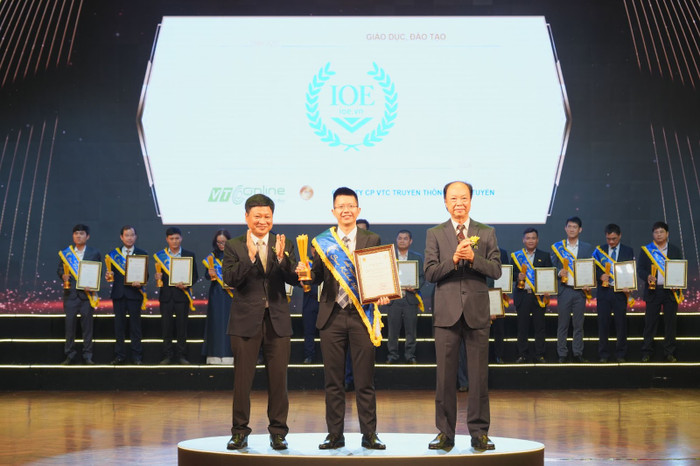 Ông Lê Việt Hòa - Giám đốc Công ty VTC Online vinh dự nhận giải thưởng Sao Khuê tại lĩnh vực Giáo dục - Đào tạo. Ông Lê Việt Hòa - Giám đốc Công ty VTC Online vinh dự nhận giải thưởng Sao Khuê tại lĩnh vực Giáo dục - Đào tạo.