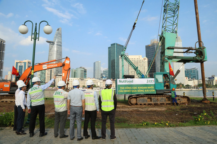 Lãnh đạo hai bên trao đổi cụ thể về các yếu tố kỹ thuật và trực tiếp chỉ đạo thực hiện trong quá trình thi công. Hinh 2.2 rs-Lãnh đạo hai bên trao đổi cụ thể về các yếu tố kỹ thuật và trực tiếp chỉ đạo thực hiện trong quá trình thi công.jpg