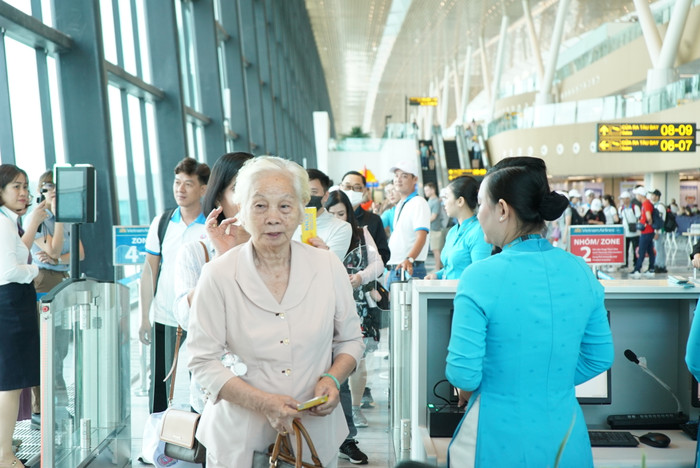 Hành khách chuyến bay VN244, chuyến bay chính thức khai trương nhà ga T3, làm thủ tục lên tàu. Hành khách chuyến bay VN244, chuyến bay chính thức khai trương nhà ga T3, làm thủ tục lên tàu.JPG