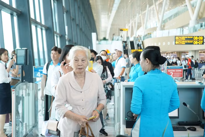 Hành khách chuyến bay VN244, chuyến bay chính thức khai trương nhà ga T3, làm thủ tục lên tàu.JPG