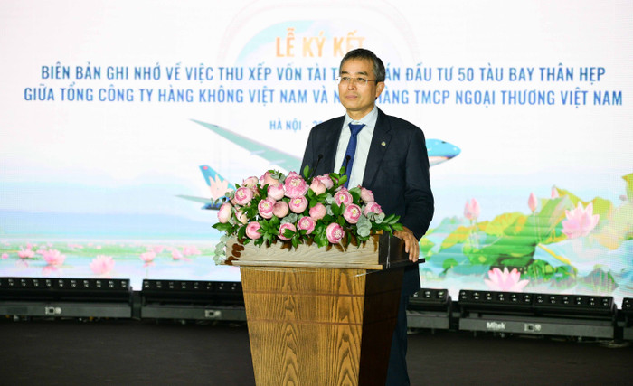Ông Đặng Ngọc Hòa – Ủy viên Ban Chấp hành Đảng bộ Chính phủ, Bí thư Đảng ủy, Chủ tịch Hội đồng quản trị Vietnam Airlines phát biểu tại sự kiện. Ky ket VCB_VNA anh 2.jpg