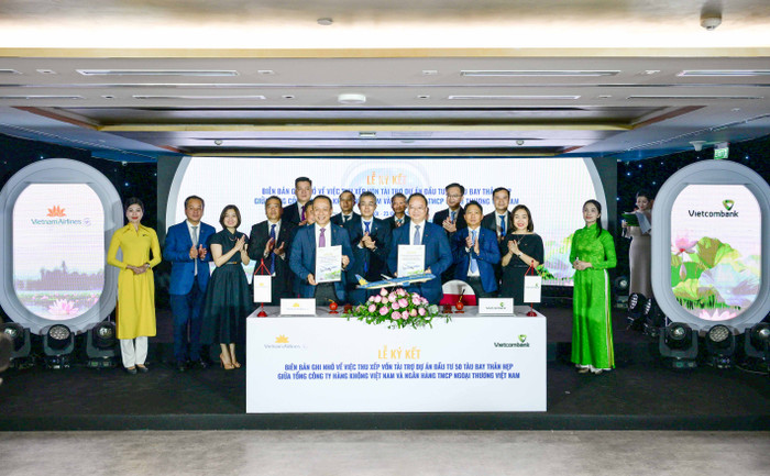 Ông Lê Quang Vinh - Thành viên Hội đồng quản trị, Tổng Giám đốc Vietcombank (bên phải) và ông Lê Hồng Hà - Thành viên Hội đồng quản trị kiêm Tổng Giám đốc Vietnam Airlines (bên trái) đại diện hai đơn vị hoàn thành nghi thức ký kết biên bản ghi nhớ trước sự chứng kiến của các đại biểu. Ky ket VCB_VNA anh 1.jpg