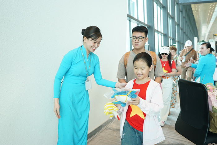 Hành khách trên chuyến bay VN244 nhận những phần quà lưu niệm từ Vietnam Airlines. Hành khách trên chuyến bay VN244 nhận những phần quà lưu niệm từ Vietnam Airines.JPG