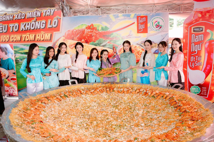 Bà con được thưởng thức bánh xèo giòn rụm cùng Nam Ngư Ớt Tỏi Lý Sơn tại lễ hội.