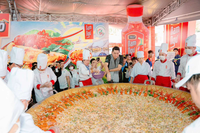 15 nghệ nhân và đầu bếp chuyên nghiệp quảng diễn bánh xèo chiêu đãi bà con dịp lễ.