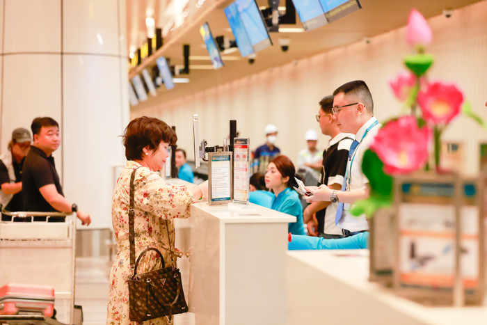 Những hành khách đầu tiên làm thủ tục check in tại nhà ga T3 Tân Sơn Nhất. 4. Những hành khách đầu tiên làm thủ tục check in tại nhà ga T3 Tân Sơn Nhất.jpg
