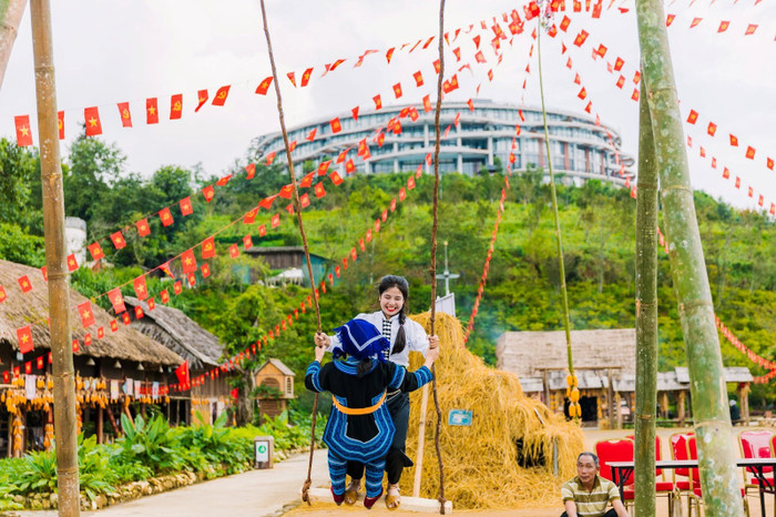 Bản Mây rực rỡ trong sắc cờ đỏ sao vàng. 5 (19).jpg