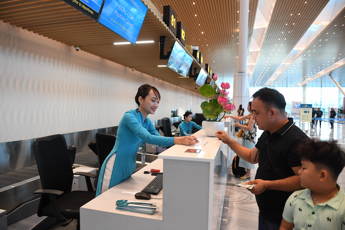 Hành khách đang làm thủ tục tại nhà ga T3 Tân Sơn Nhất. Hành khách đang làm thủ tục tại T3.png