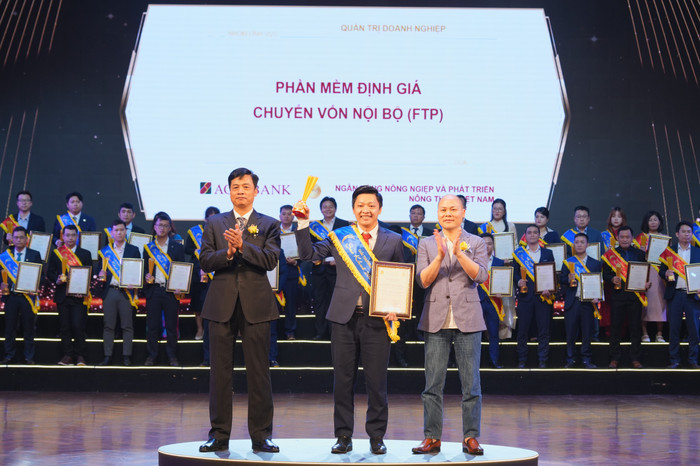 Đại diện Agribank nhận Giải thưởng Sao Khuê 2025 cho Phần mềm định giá chuyển vốn nội bộ (FTP). 2.jpg