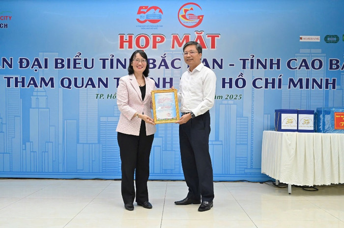 Bà Trần Thị Diệu Thúy (bên trái), Phó Chủ tịch Ủy ban Nhân dân Thành phố Hồ Chí Minh trao Thư cảm ơn, ghi nhận sự đồng hành của Agribank. Bà Trần Thị Diệu Thúy (bên trái), Phó Chủ tịch Ủy ban Nhân dân Thành phố Hồ Chí Minh trao Thư cảm ơn, ghi nhận sự đồng hành của Agribank.