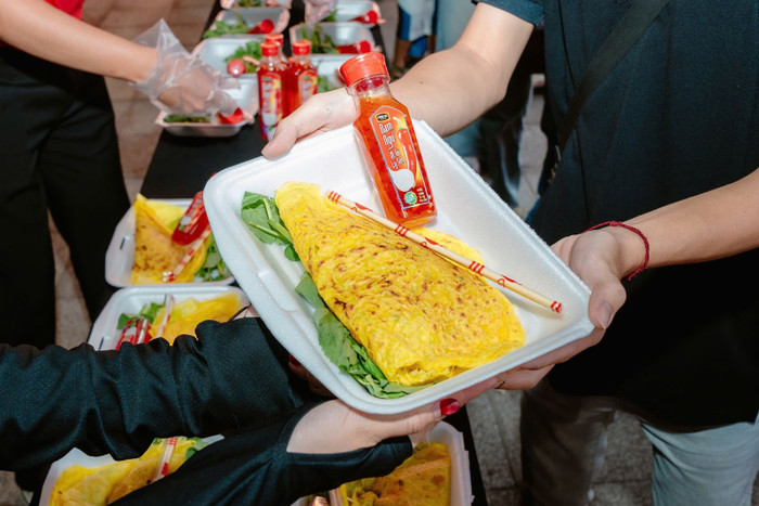 Hàng trăm nghìn bà con tới lễ hội và thưởng thức món ngon đặc sắc.