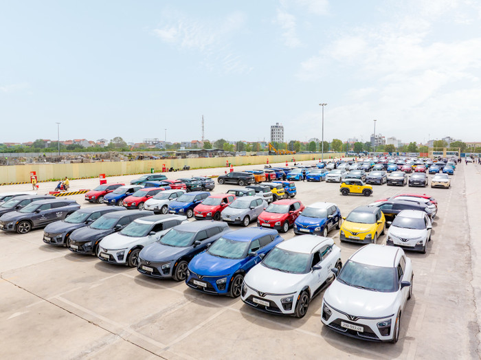 Với tổng số gần 400 xe điện VinFast, sự kiện xếp xe tại Ngày Hội Xanh 2025 đã thiết lập một kỷ lục mới cho cộng đồng chủ xe điện Việt. A7 .jpeg