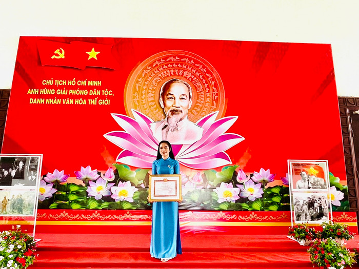Tác giả bài viết là cô Trần Thị Ánh Tuyết - Giáo viên Mĩ thuật Trường Tiểu học Vĩnh Lộc 2, Thành phố Hồ Chí Minh. Viết Nhật Ký học tập và làm theo Bác.jpg