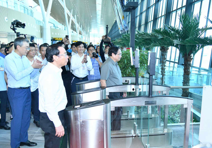 Thủ tướng Chính phủ Phạm Minh Chính cùng lãnh đạo các bộ, ban, ngành đã đến cửa ra máy bay số 12 của chuyến bay VN244 để trực tiếp kiểm tra quy trình làm thủ tục lên máy bay bằng công nghệ sinh trắc học tích hợp trong ứng dụng VNeID. Thủ tướng Chính phủ Phạm Minh Chính.JPG