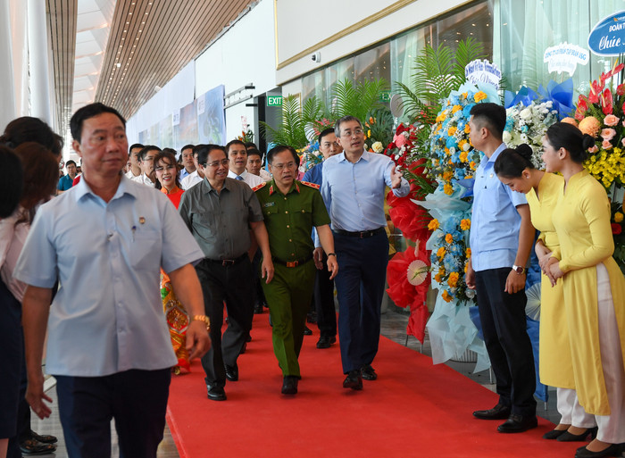 Thủ tướng Chính phủ Phạm Minh Chính cùng lãnh đạo các bộ, ban, ngành tại nhà ga T3 Tân Sơn Nhất sáng nay. Thủ tướng Chính phủ Phạm Minh Chính cùng lãnh đạo các bộ, ban, ngành tại nhà ga T3 Tân Sơn Nhất sáng nay.jpg