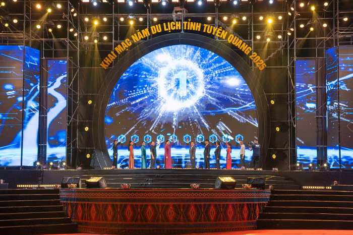 Các đại biểu thực hiện nghi thức khai trương Flamingo Heritage Onsen &amp; Resort.