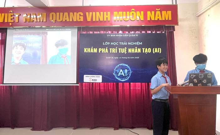 Học sinh thuyết trình về sản phẩm ngay tại buổi học. IMG_6441.jpg