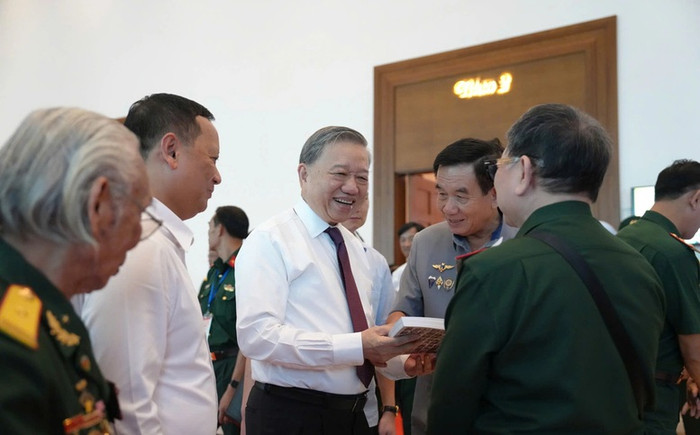 Tổng Bí thư Tô Lâm gặp mặt các tướng lĩnh, Anh hùng Lực lượng vũ trang nhân dân, thanh niên xung phong, dân công hỏa tuyến, biệt động Sài Gòn... từng tham gia Chiến dịch Hồ Chí Minh, nhân dịp kỷ niệm 50 năm Ngày thống nhất đất nước (30/4/1975-30/4/2025). Tổng Bí thư Tô Lâm gặp mặt các tướng lĩnh, Anh hùng Lực lượng vũ trang nhân dân, thanh niên xung phong, dân công hỏa tuyến, biệt động Sài Gòn... từng tham gia Chiến dịch Hồ Chí Minh, nhân dịp kỷ niệm 50 năm Ngày thống nhất đất nước (30/4/1975-30/4/2025).