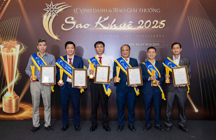 Đại diện Agribank nhận Cup và chứng nhận sản phẩm xuất sắc của ngành phần mềm, công nghệ thông tin Việt Nam - Giải thưởng Sao Khuê 2025. 7.jpg