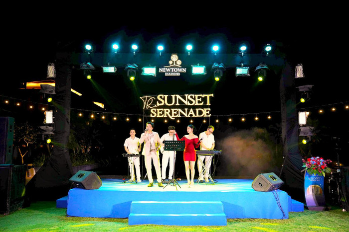 Những ca khúc du dương được ban nhạc gửi đến khán giả trong không gian ấm cúng, sang trọng.